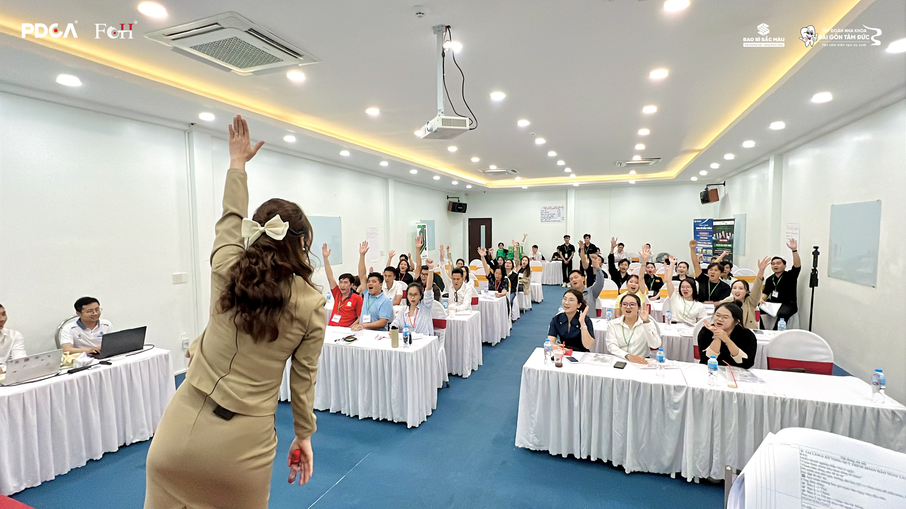 Học viên giơ tay tương tác sôi nổi cùng Ly tại Workshop PDCA Miền Tây